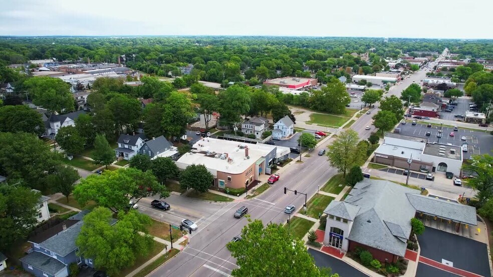 823-825 W State St, Geneva, IL à louer - Vidéo sur l’annonce professionnelle – Image 2 sur 20