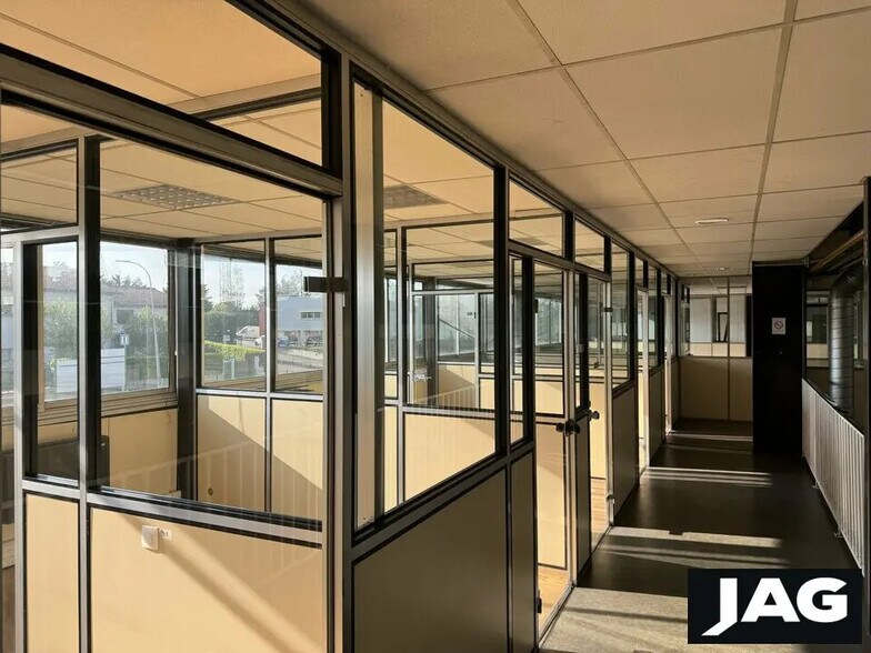 Local d’activités dans Chaponost à louer - Photo de l’immeuble – Image 3 sur 14