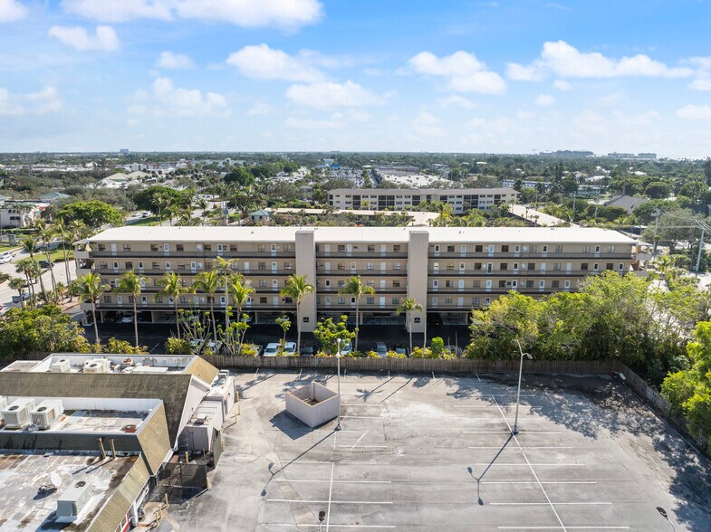2335 tamiami Trl N, Naples, FL à louer - Photo de l’immeuble – Image 2 sur 8