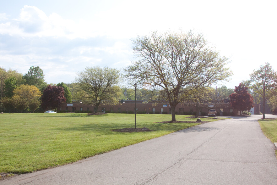 11993 Ravenna Rd, Chardon, OH à louer - Photo de l’immeuble – Image 3 sur 6