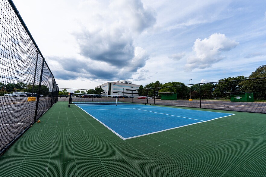 901 Tower Dr, Troy, MI à louer - Photo de l’immeuble – Image 2 sur 31