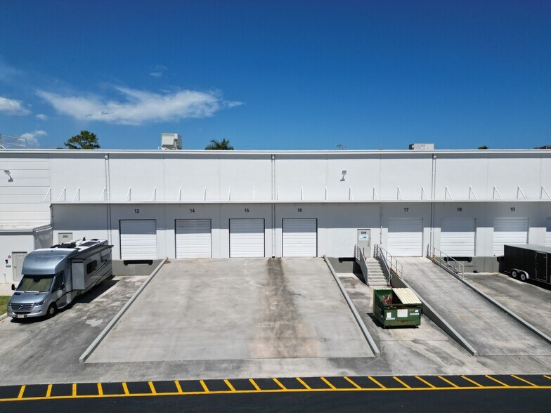 2049 High Ridge Rd, Boynton Beach, FL à louer - Photo de l’immeuble – Image 3 sur 6