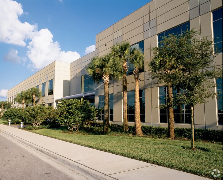 8415 South Park Cir, Orlando, FL à louer - Photo de l’immeuble – Image 2 sur 10