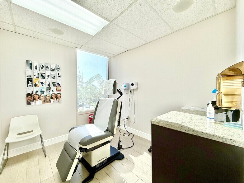 12550 Biscayne Blvd, North Miami, FL à vendre - Photo de l’immeuble – Image 2 sur 108