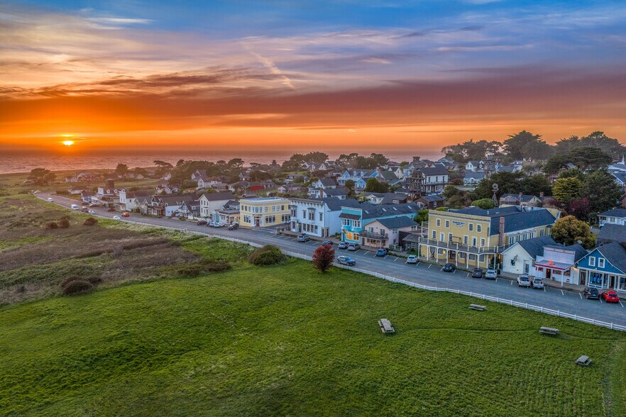 45094 Main St, Mendocino, CA à vendre - Photo de l’immeuble – Image 2 sur 44