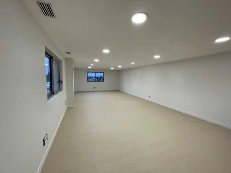 Bureau dans Venette à louer - Photo intérieure – Image 1 sur 8