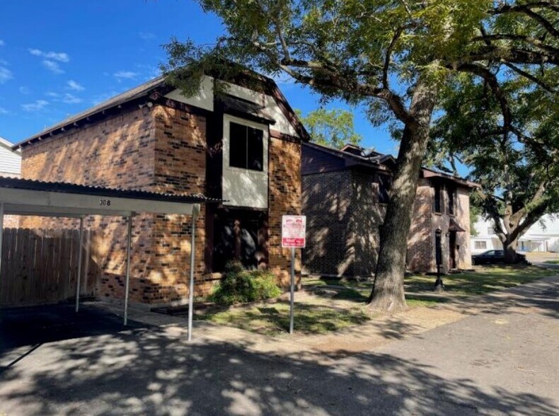 413 W Blum St, Alvin, TX à vendre - Photo de l’immeuble – Image 3 sur 9