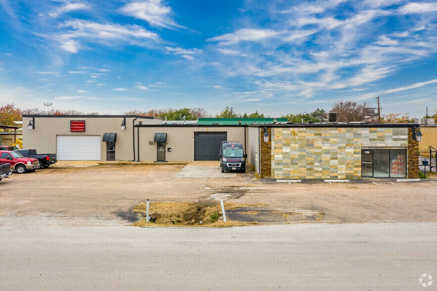 2700 W Pioneer Pkwy, Arlington, TX à vendre - Photo de l’immeuble – Image 2 sur 19