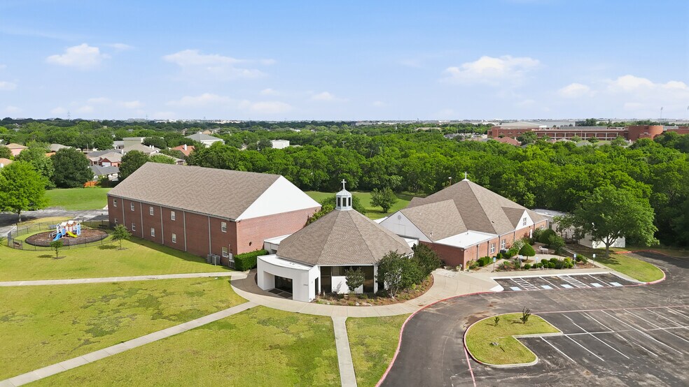 2045 SE Green Oaks Blvd, Arlington, TX à vendre - Photo de l’immeuble – Image 1 sur 24