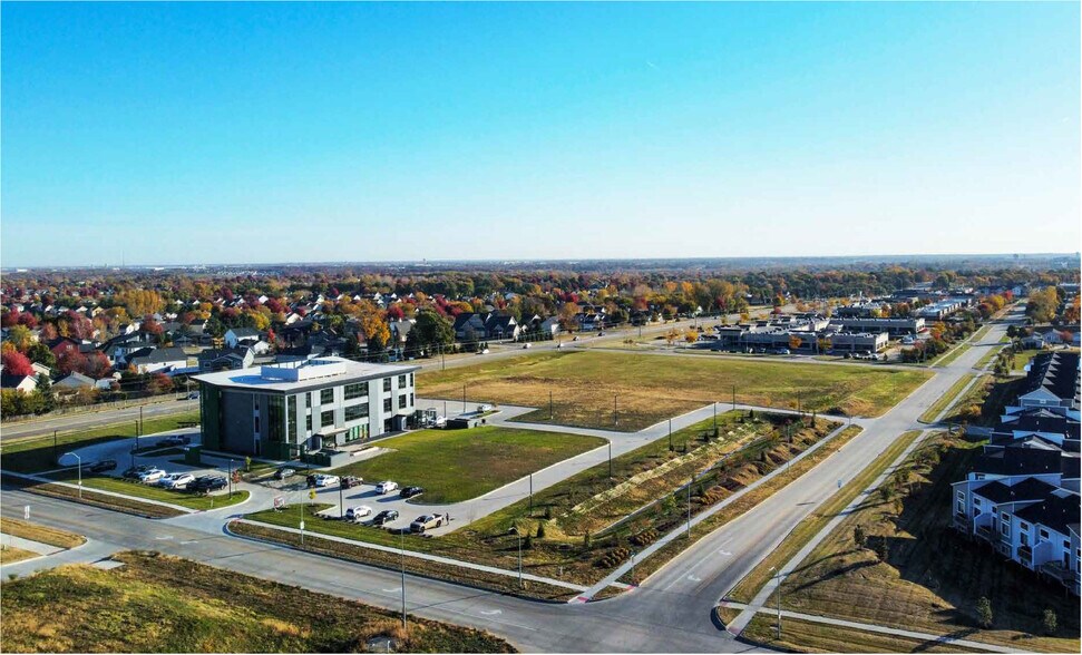 9750 University Ave, West Des Moines, IA à louer - Photo de l’immeuble – Image 2 sur 5