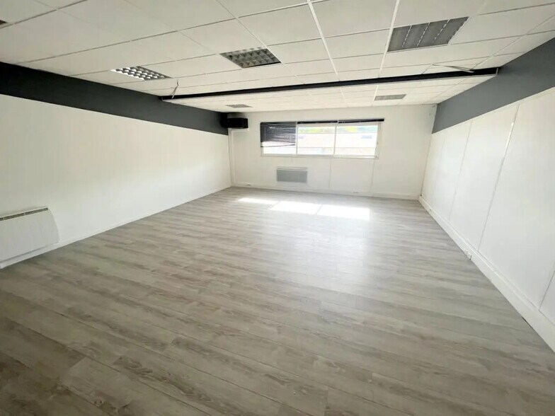 Bureau dans Morainvilliers à vendre - Photo de l’immeuble – Image 3 sur 7