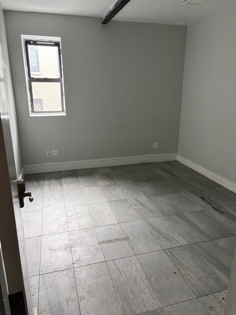 492 Throop Ave, Brooklyn, NY à louer Photo intérieure– Image 1 sur 2