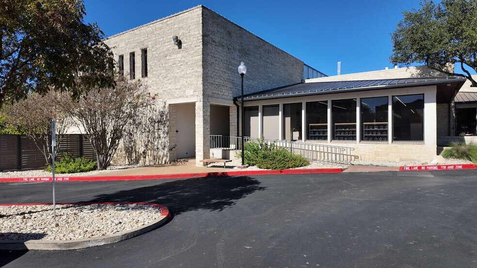 741 Water St, Kerrville, TX à louer - Photo de l’immeuble – Image 3 sur 19