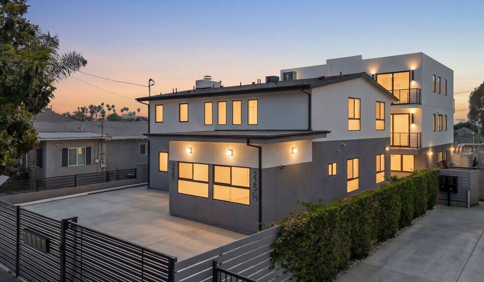 225-227 N Burlington Ave, Los Angeles, CA à vendre - Photo de l’immeuble – Image 1 sur 20