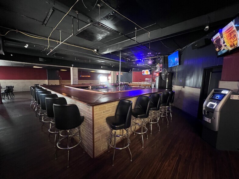 4215 E Monument St, Baltimore, MD à vendre - Photo intérieure – Image 2 sur 17