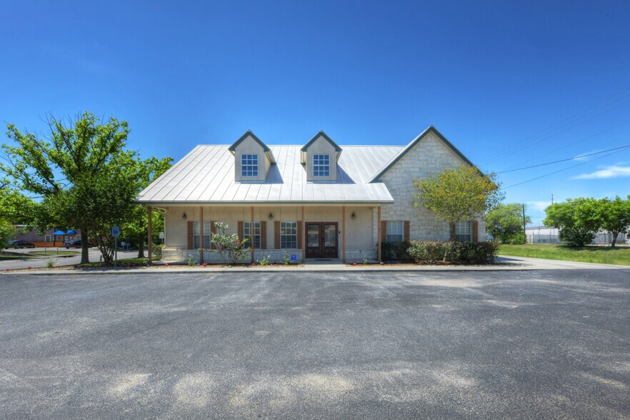1492 S Seguin Ave, New Braunfels, TX à louer - Photo de l’immeuble – Image 2 sur 27