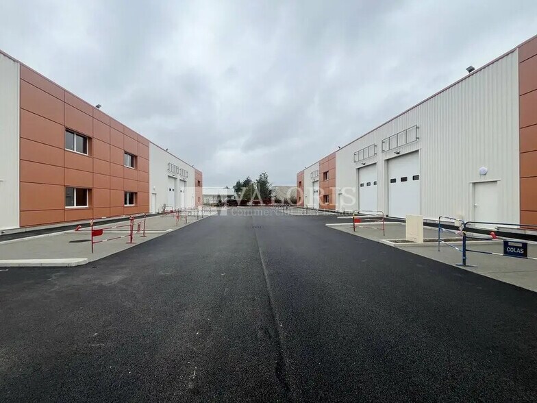 Local d’activités dans Chassieu à louer - Photo de l’immeuble – Image 2 sur 10