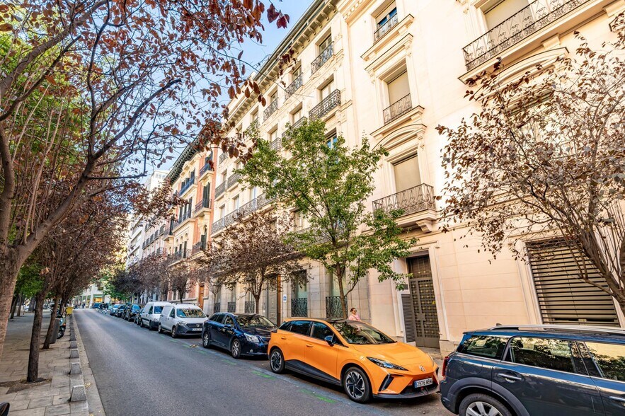 Immeuble residentiel dans Madrid, Madrid à vendre - Photo de l’immeuble – Image 2 sur 2