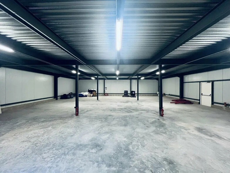 Industriel/Logistique dans Mougins à louer - Photo de l’immeuble – Image 3 sur 12