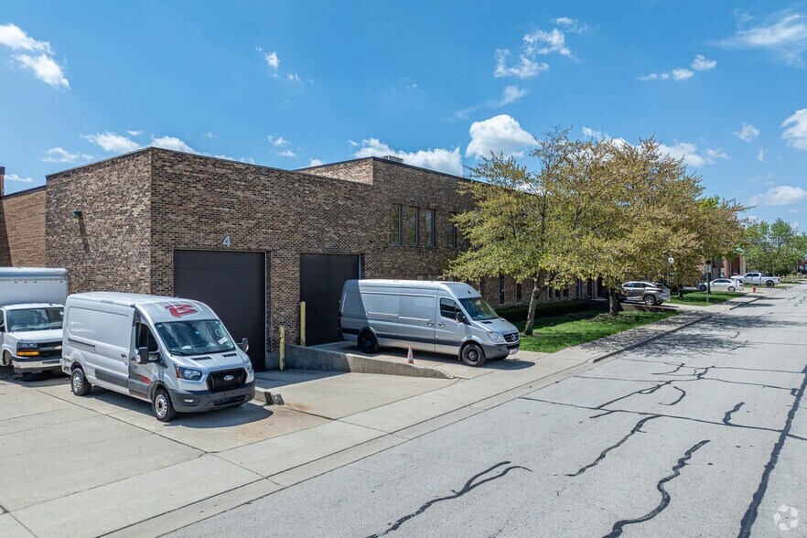 729 Lunt Ave, Schaumburg, IL à vendre - Photo de l’immeuble – Image 2 sur 4
