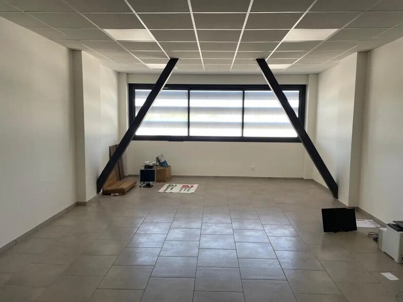 Bureau dans La Crau à louer - Photo de l’immeuble – Image 3 sur 6