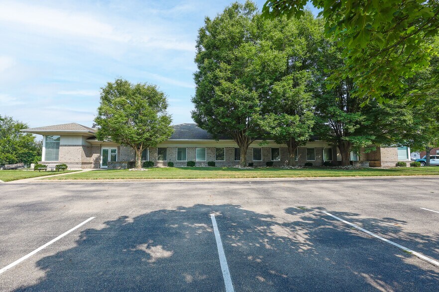 5963 Kentshire Dr, Kettering, OH à vendre - Photo de l’immeuble – Image 2 sur 37