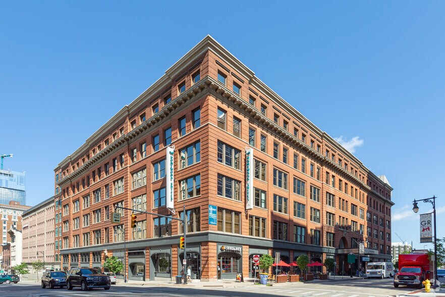 161 Ottawa Ave NW, Grand Rapids, MI à louer - Photo principale – Image 1 sur 11
