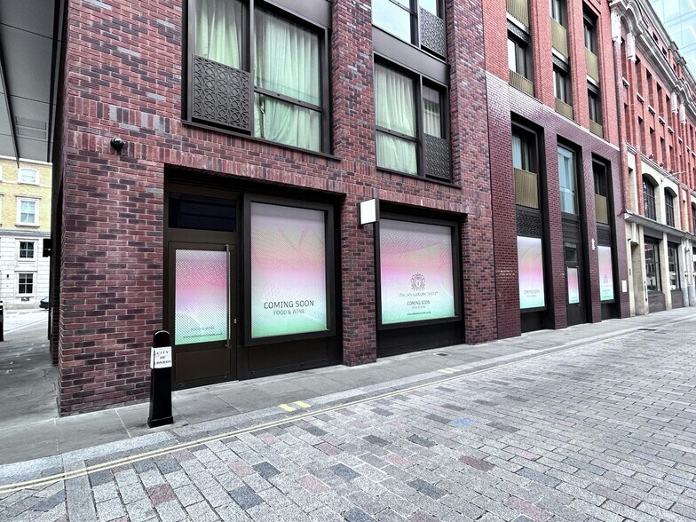 90 Bartholomew Clos, Londres à louer - Photo de l’immeuble – Image 2 sur 6