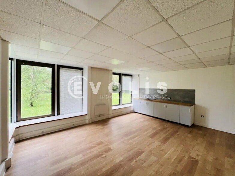 Bureau dans Croissy-Beaubourg à louer - Photo de l’immeuble – Image 3 sur 7