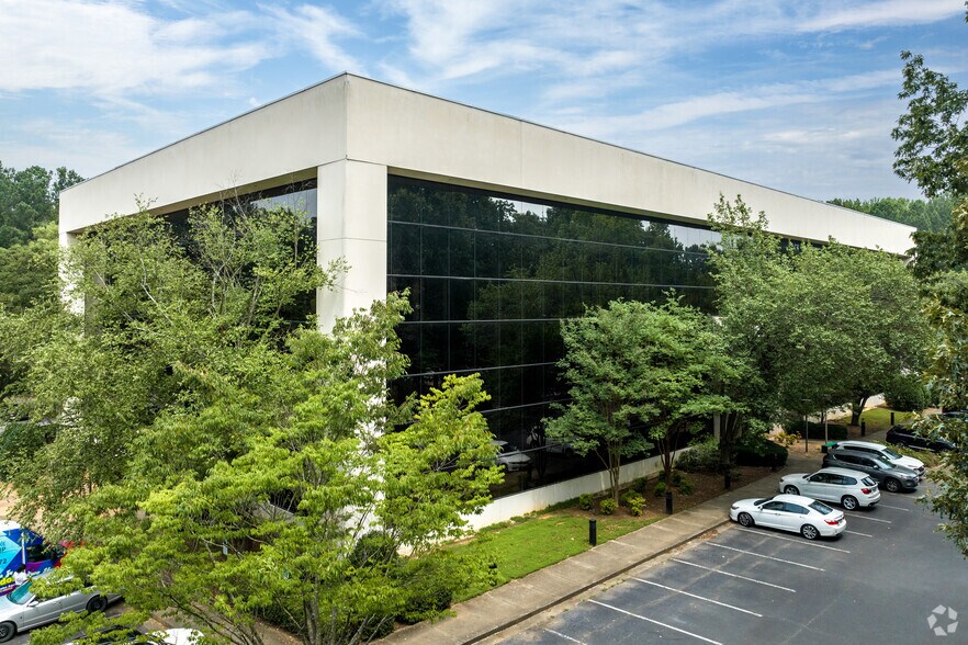 5855 Executive Center Dr, Charlotte, NC à louer - Photo de l’immeuble – Image 3 sur 18