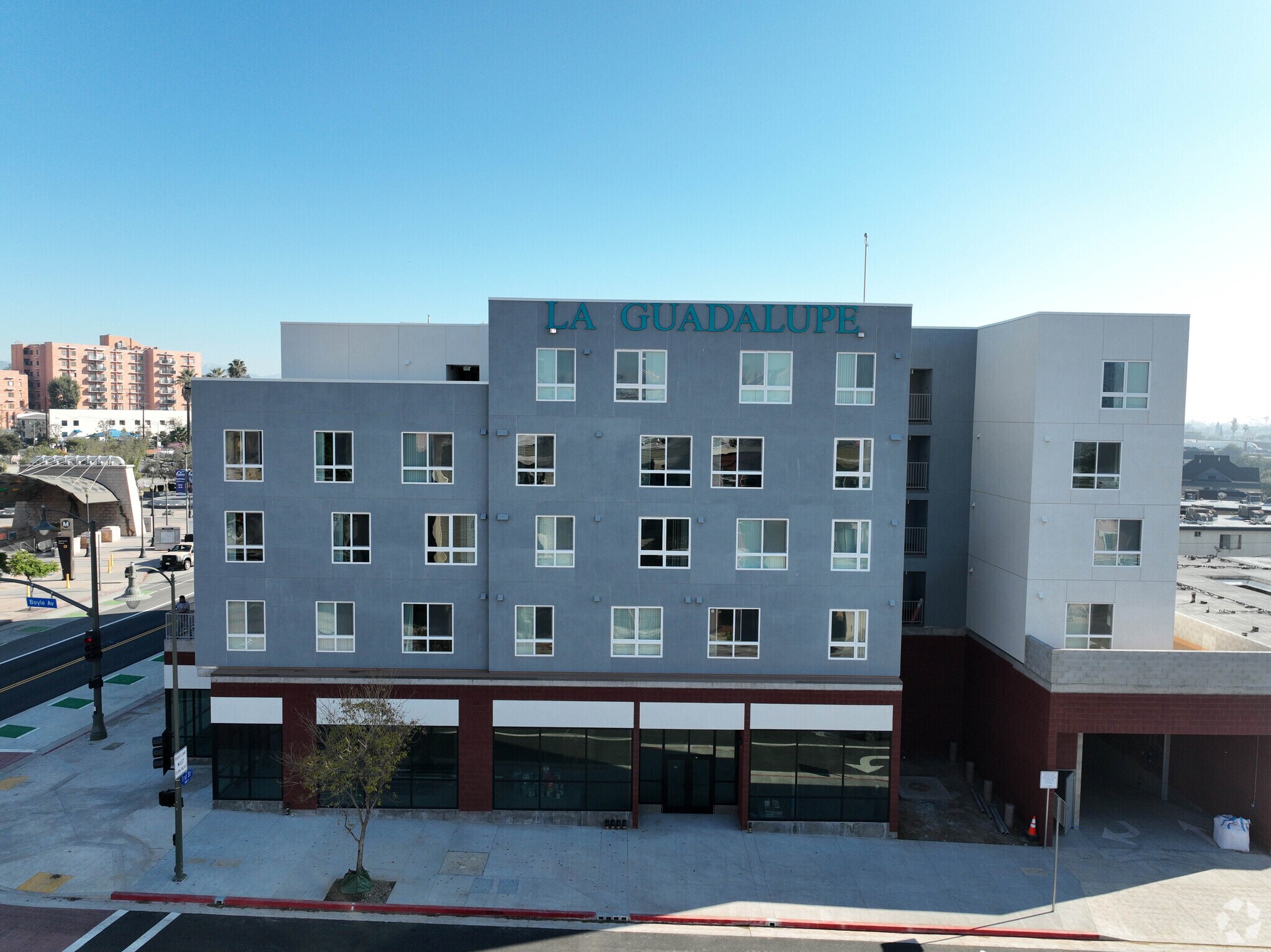 110 S Boyle Ave, Los Angeles, CA à louer Photo principale– Image 1 sur 11