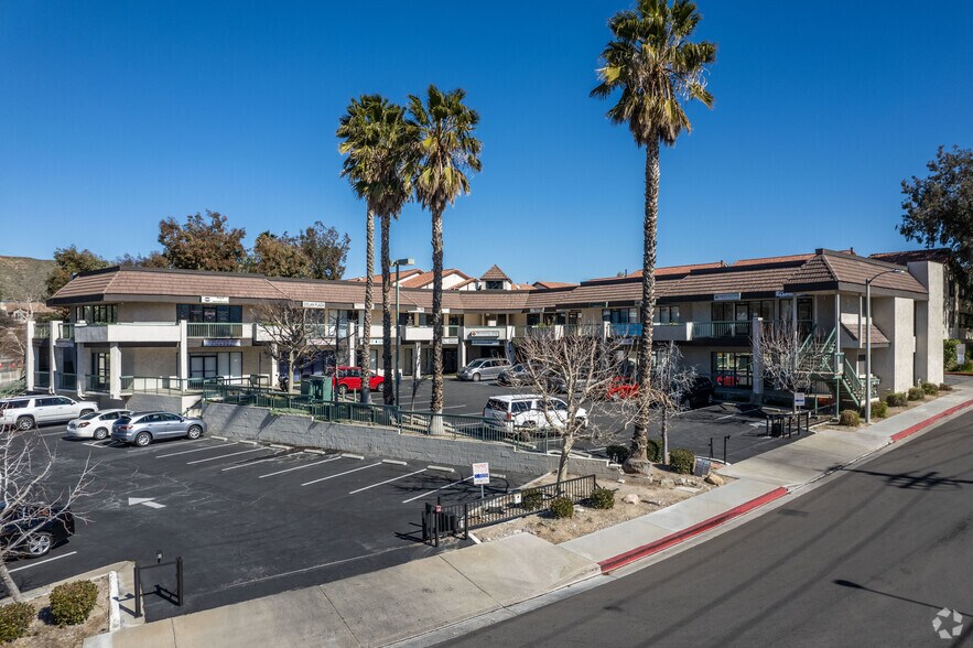 18333 Dolan Way, Santa Clarita, CA à louer - Photo principale – Image 1 sur 7