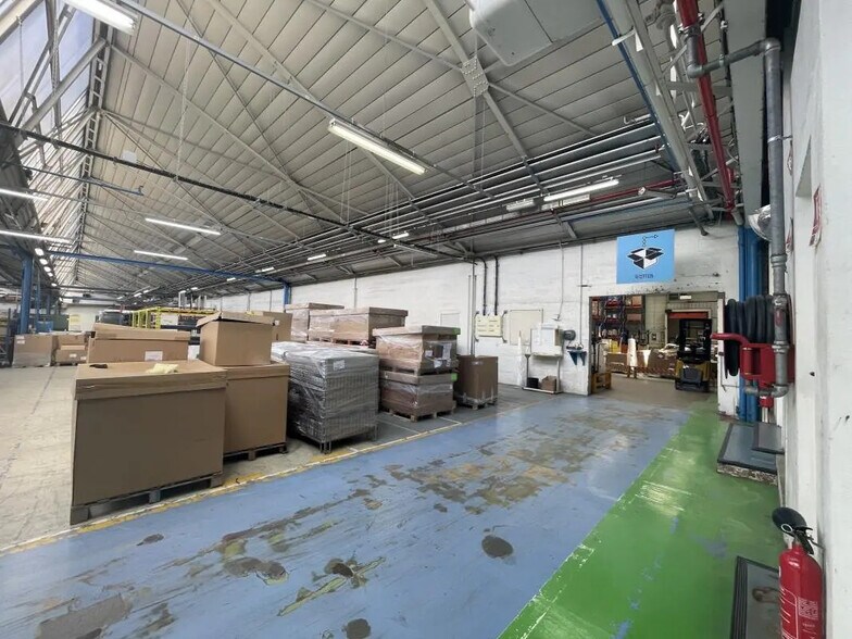 Local d’activités dans Évreux à louer - Photo de l’immeuble – Image 2 sur 13