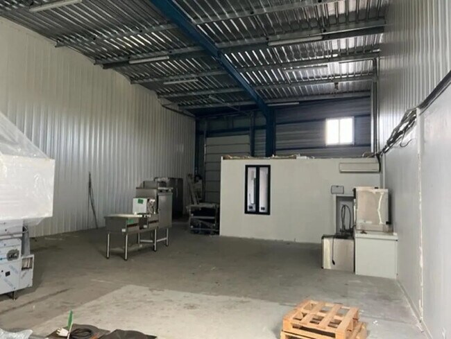 Plus de détails pour Local d'activités à louer