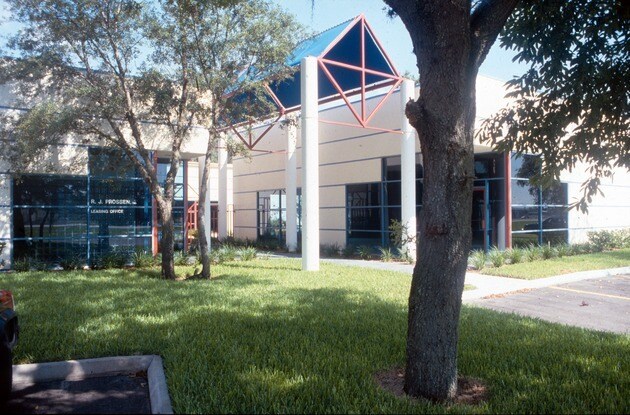 6604 Harney Rd, Tampa, FL à louer - Photo de l’immeuble – Image 1 sur 4