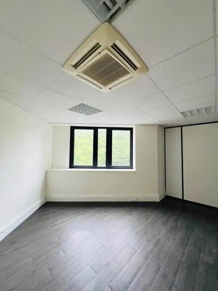 Bureau dans Montigny-le-Bretonneux à louer - Photo de l’immeuble – Image 2 sur 32