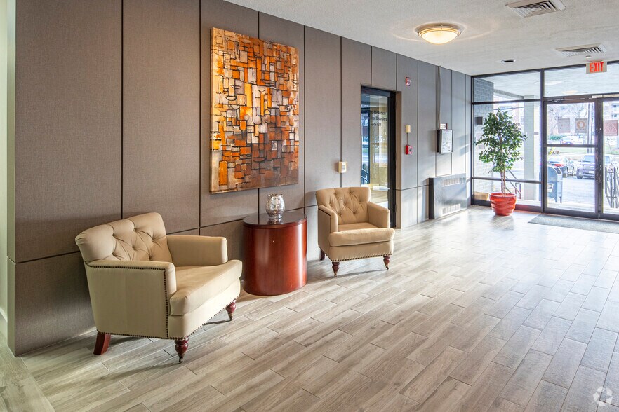 2560 Huntington Ave, Alexandria, VA à louer - Hall d’entrée – Image 2 sur 25