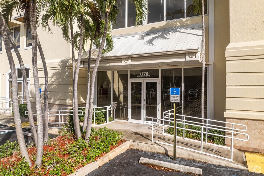 1779 N University Dr, Pembroke Pines, FL à louer - Photo de l’immeuble – Image 3 sur 10