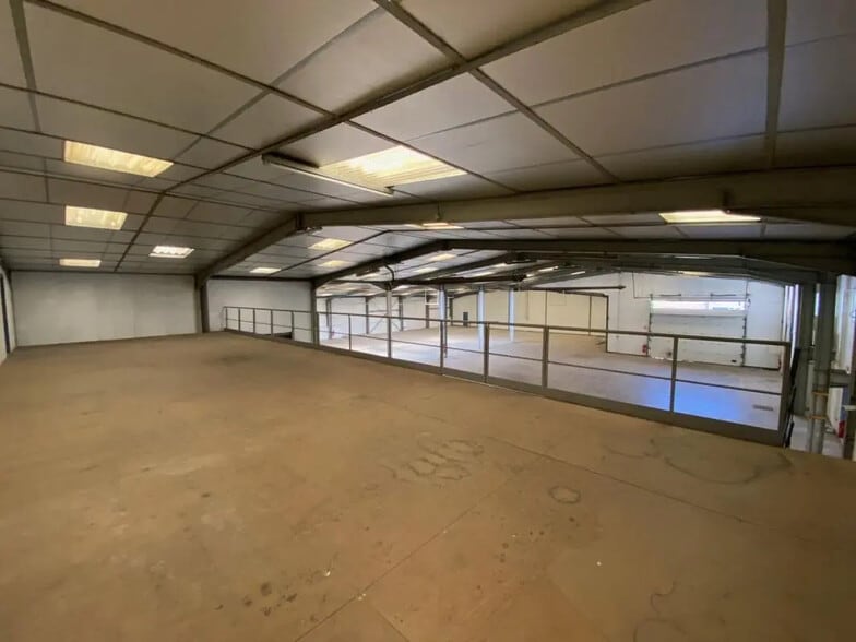 Local d'activités dans CIVRIEUX-D'AZERGUES à vendre - Photo intérieure – Image 3 sur 9