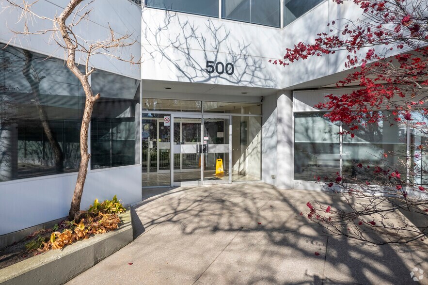 500 Sheppard Ave E, Toronto, ON à louer - Photo de l’immeuble – Image 3 sur 5