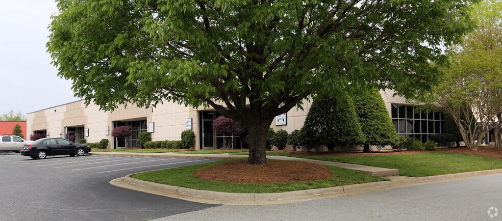 7349 W Friendly Ave, Greensboro, NC à louer - Photo de l’immeuble – Image 2 sur 6