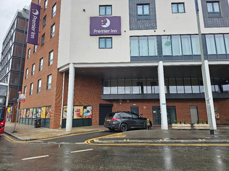 Colham House, Bakers Road, Uxbridge à louer - Photo de l’immeuble – Image 2 sur 7