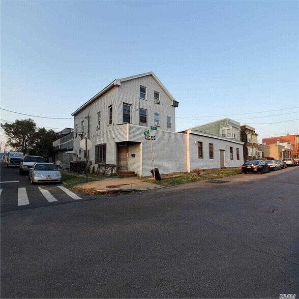 110-01 15 Ave, College Point, NY à vendre - Photo de l’immeuble – Image 2 sur 10