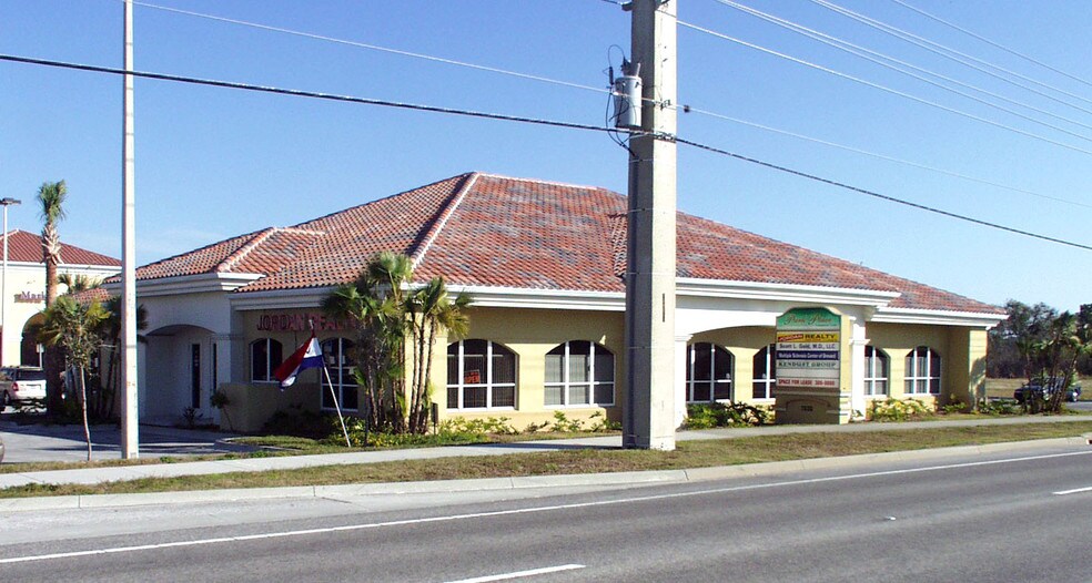 7630 N Wickham Rd, Melbourne, FL à louer - Photo de l’immeuble – Image 2 sur 14