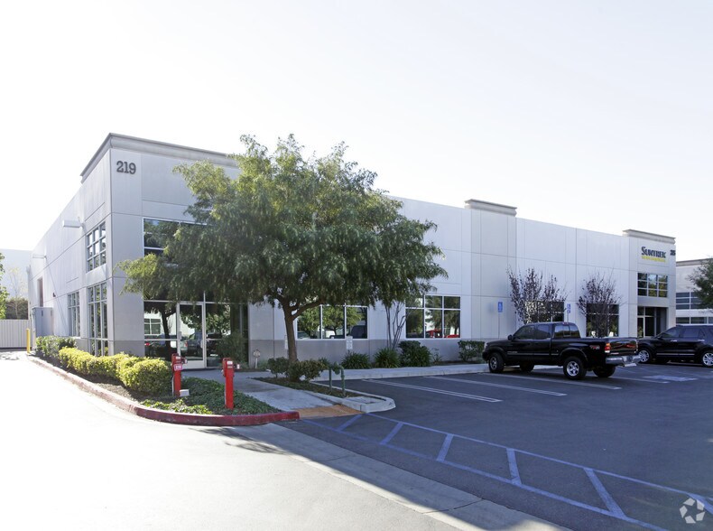 5 Holland, Irvine, CA à louer - Photo principale – Image 1 sur 4