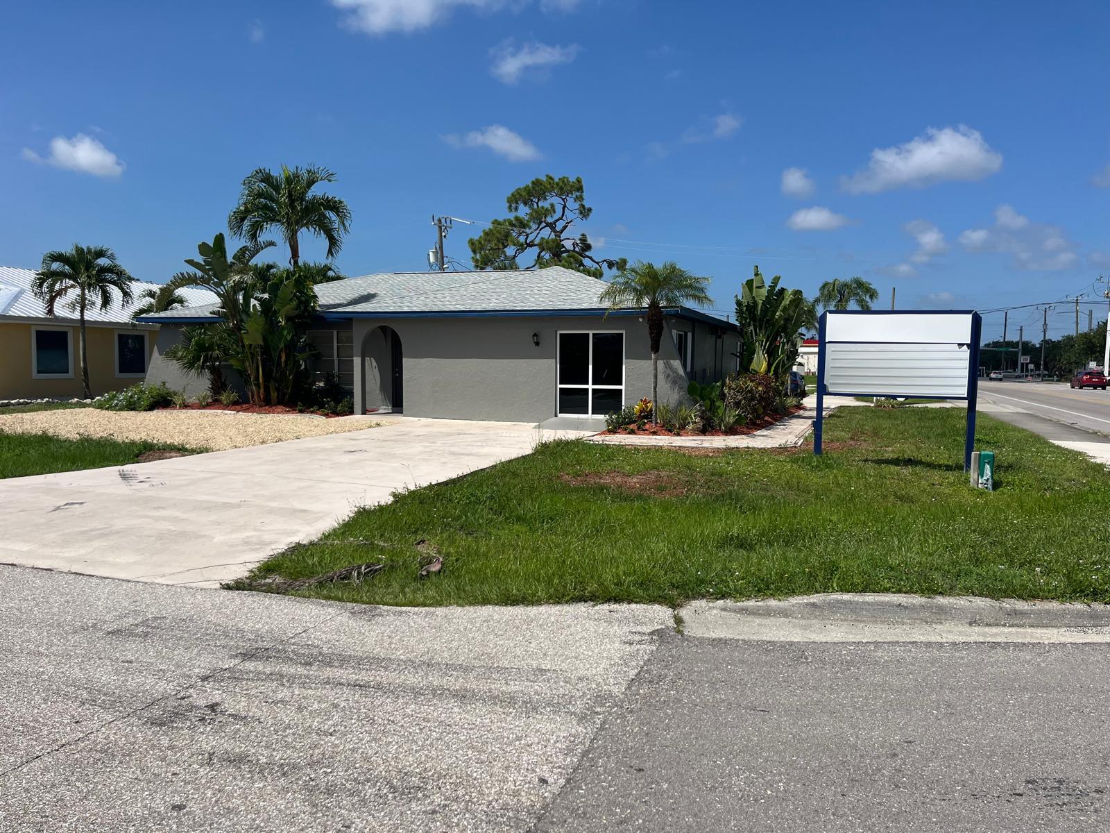7328 Sanibel Blvd, Fort Myers, FL à louer Photo de l’immeuble– Image 1 sur 12