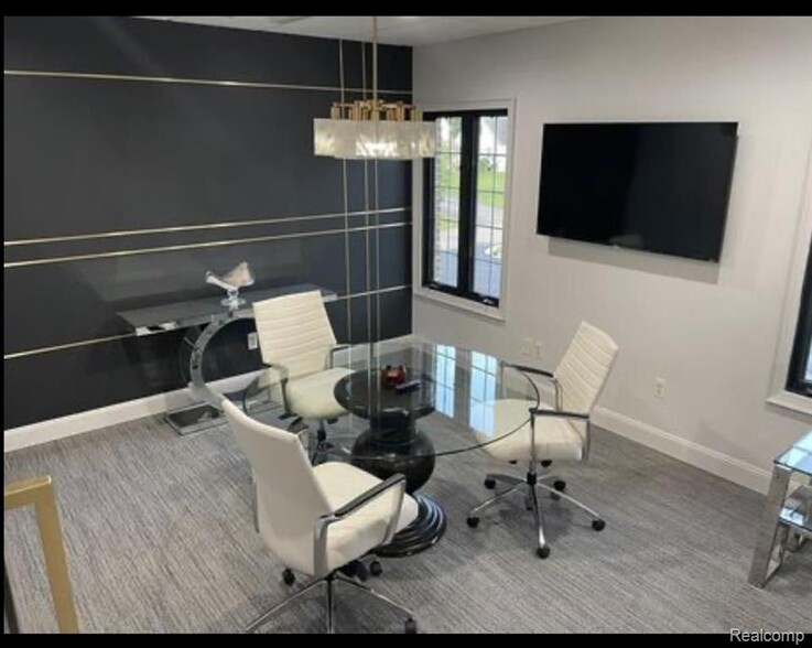 3062 E Walton Blvd, Auburn Hills, MI à louer - Photo de l’immeuble – Image 2 sur 9