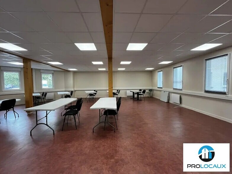 Bureau dans Saint-Maximin à louer - Photo de l’immeuble – Image 1 sur 2