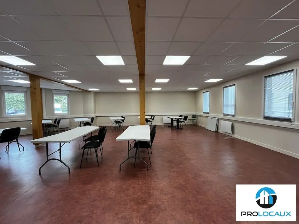 Bureau dans Saint-Maximin à louer Photo de l’immeuble– Image 1 sur 3