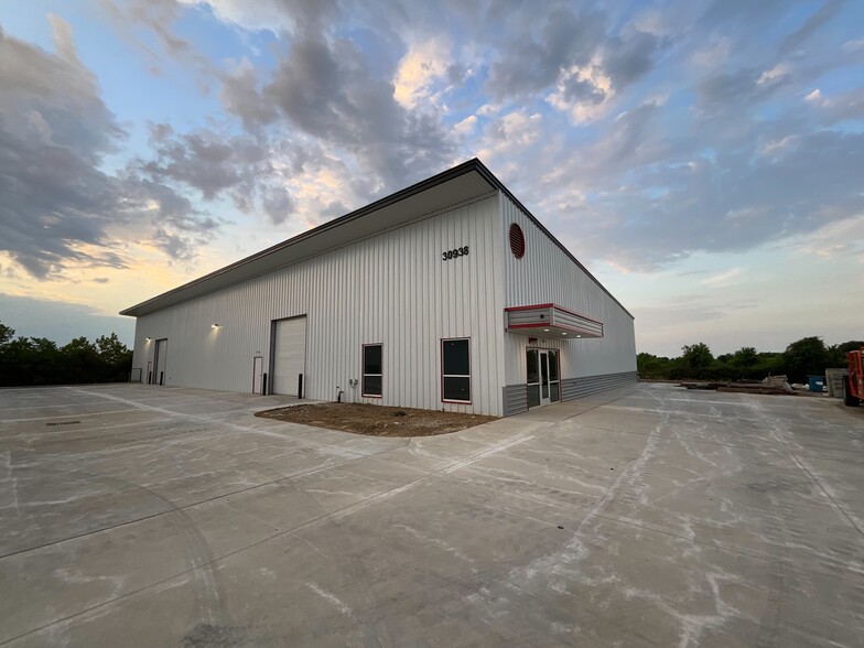 30934 Westbound Katy, Brookshire, TX à louer - Photo de l’immeuble – Image 3 sur 8